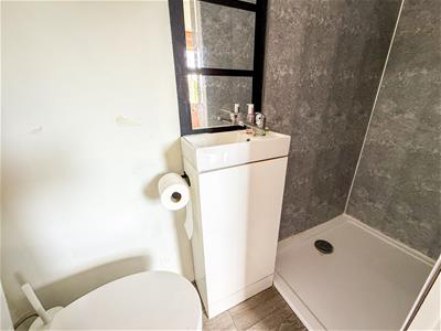 EN-SUITE SHOWER ROOM